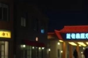 《铁皮屋顶的夏天》剧照：被晒得发亮的铁皮屋顶