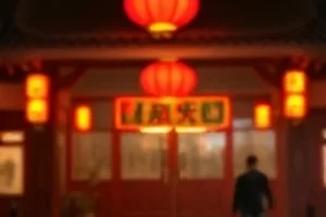 《第七个听众》剧照:深夜电台直播间里的红色提示灯